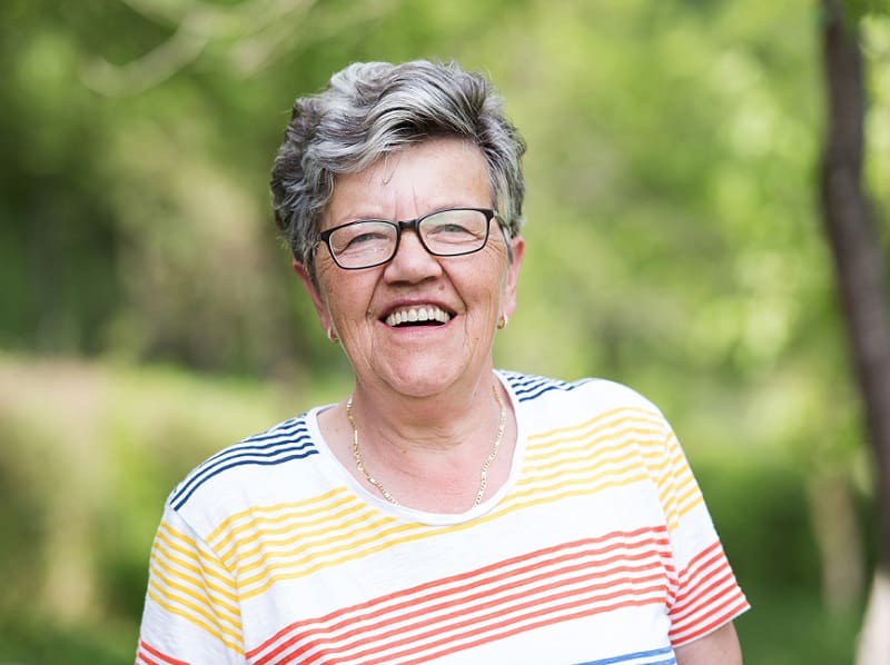 hairstyle for older woman with glasses