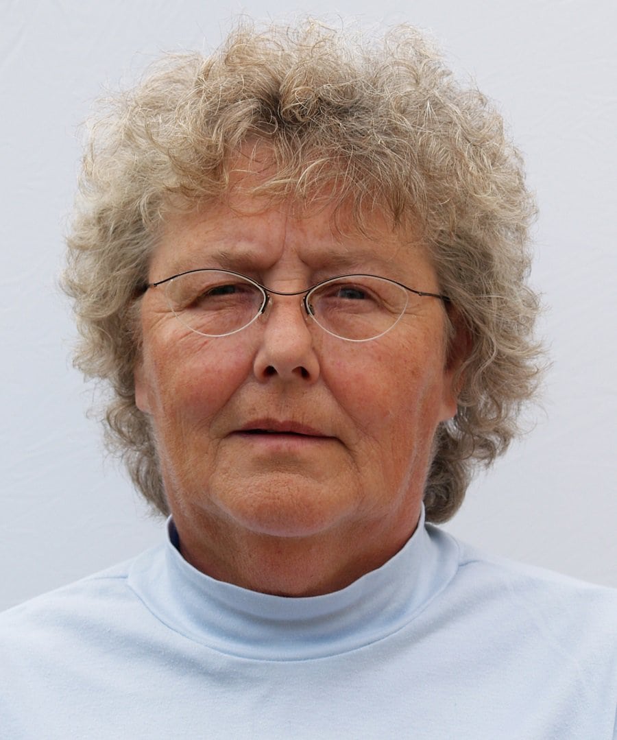 hairstyle for older women with square faces