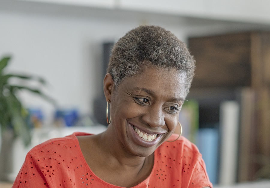 short curly hair for black women over 50