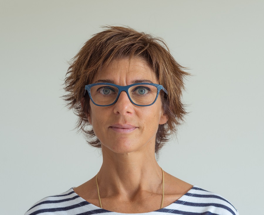 shaggy hair for older women with glasses