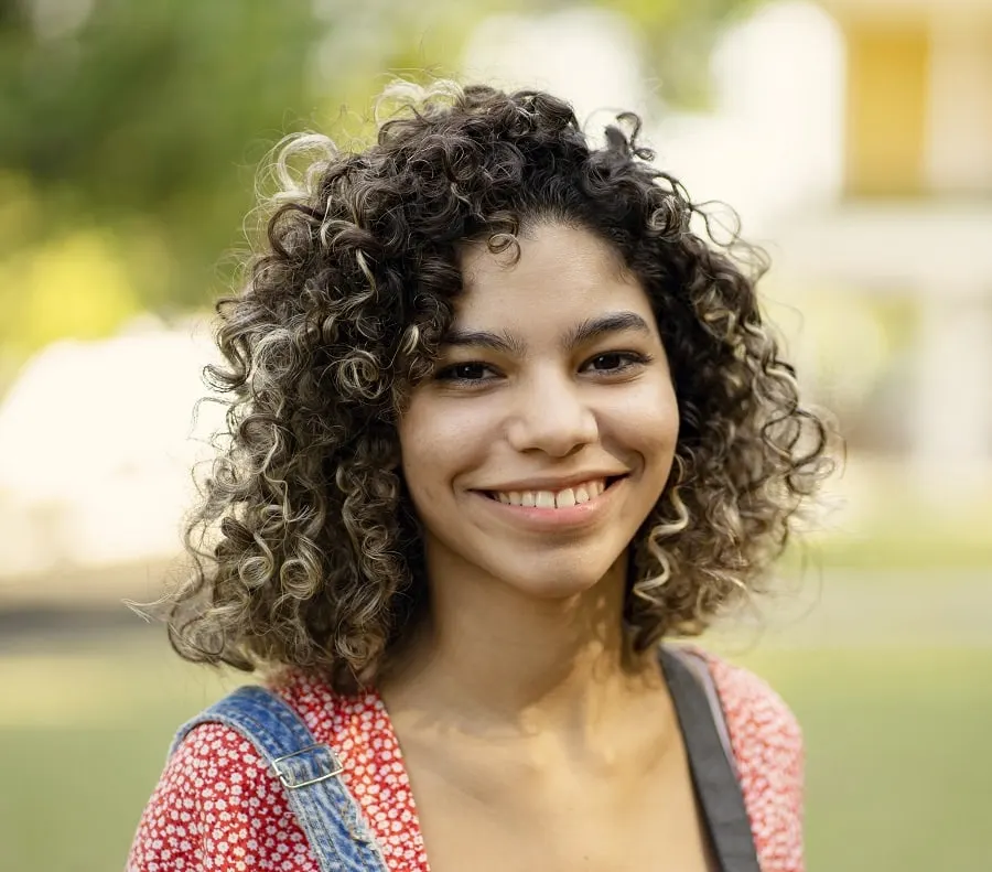 curly hairstyle for women with big noses