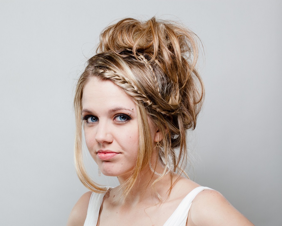 messy hairstyle for women with receding hairlines
