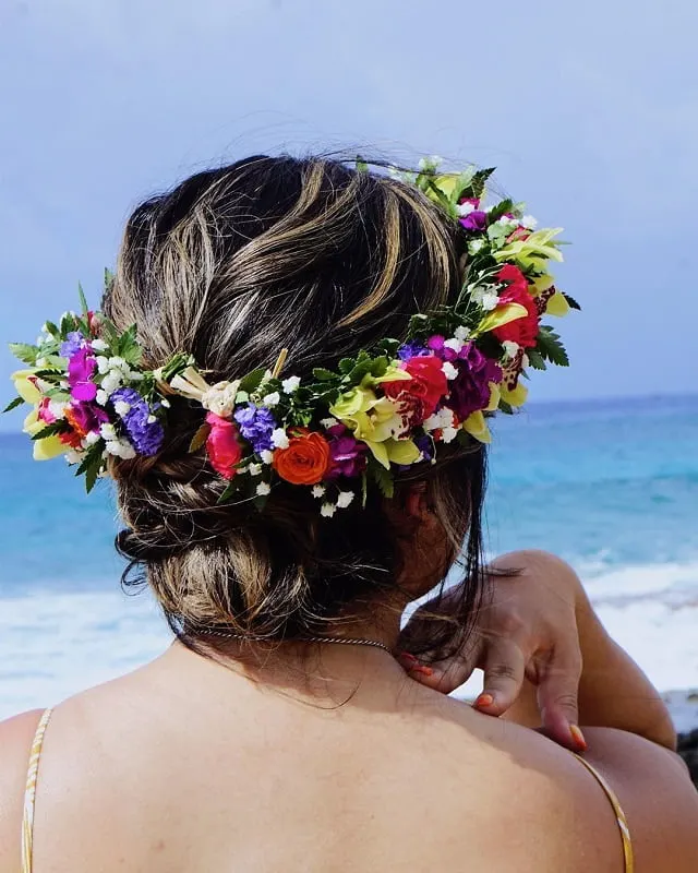 hawaiian hairstyle with flowers