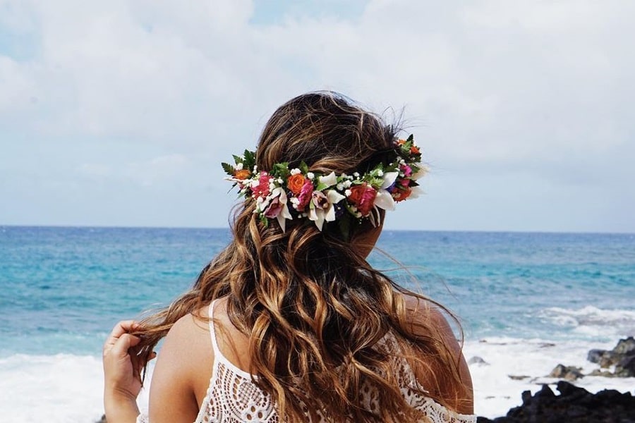 13 Hawaiian Hairstyles for the Perfect Beach Vacation