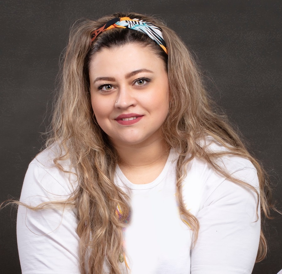 Headband hairstyle for overweight women with oval faces