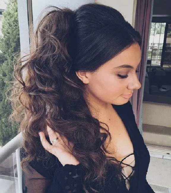 curly high side ponytail