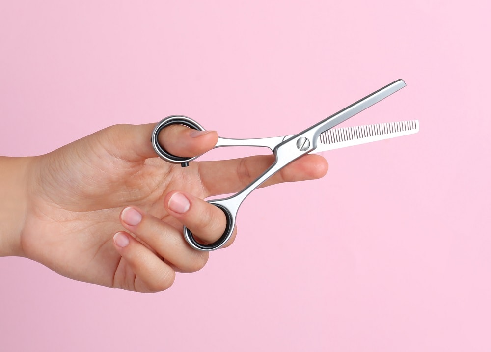 how to hold thinning shears