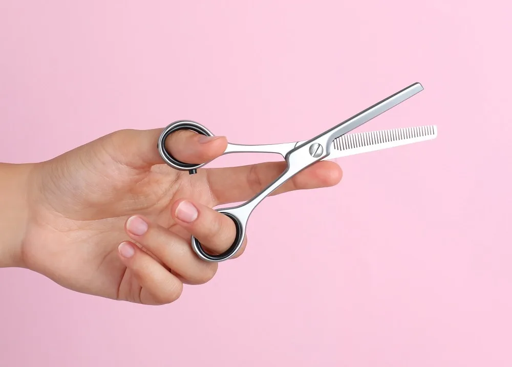 how to hold thinning shears