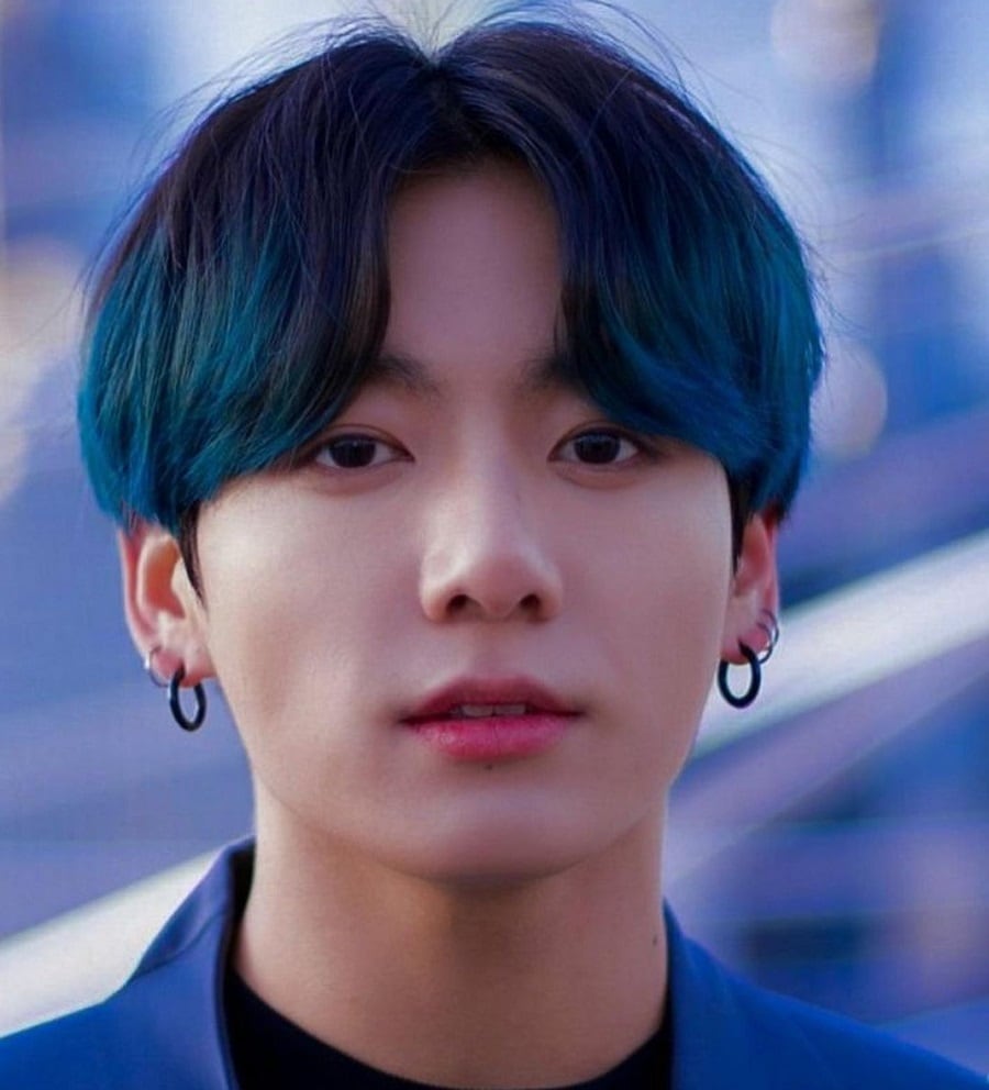 jungkook middle part blue hair with dark roots