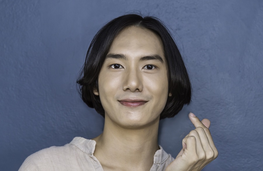 middle part hairstyle for korean men
