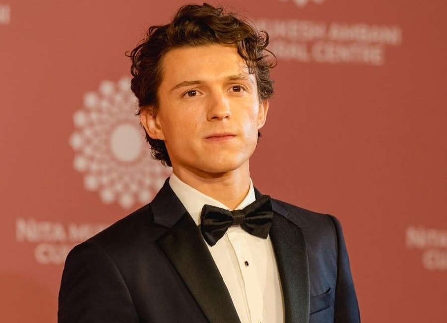 latest wavy hairstyle of Tom Holland in 2024
