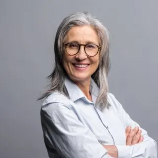 layered hairstyles for over 50 with glasses