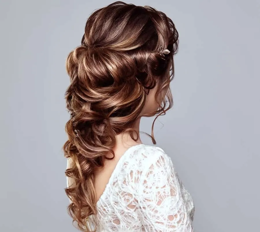 layered wavy hairdo