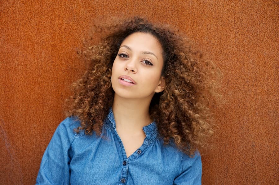 7 Eye-catching Light Brown Curly Hairstyles for Women