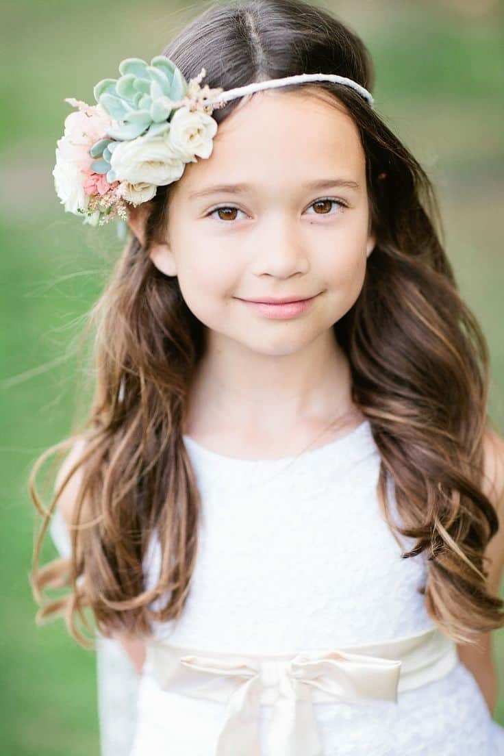 girl's soft waves and a flower crown hairdo
