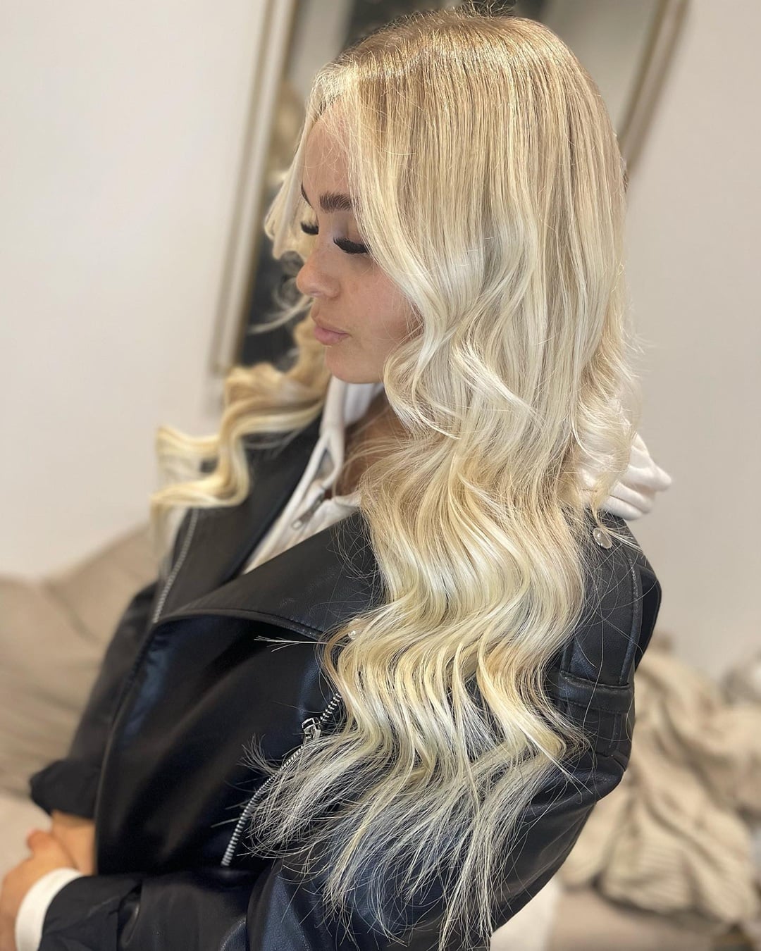 long wavy blonde hairstyle for round face