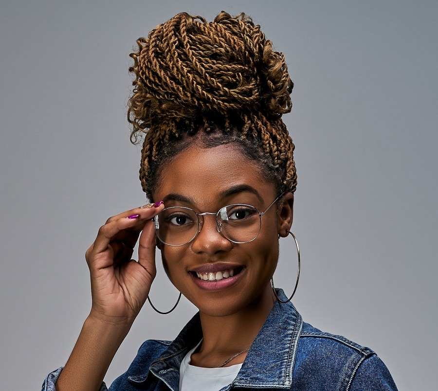 long hairstyle for black women with glasses