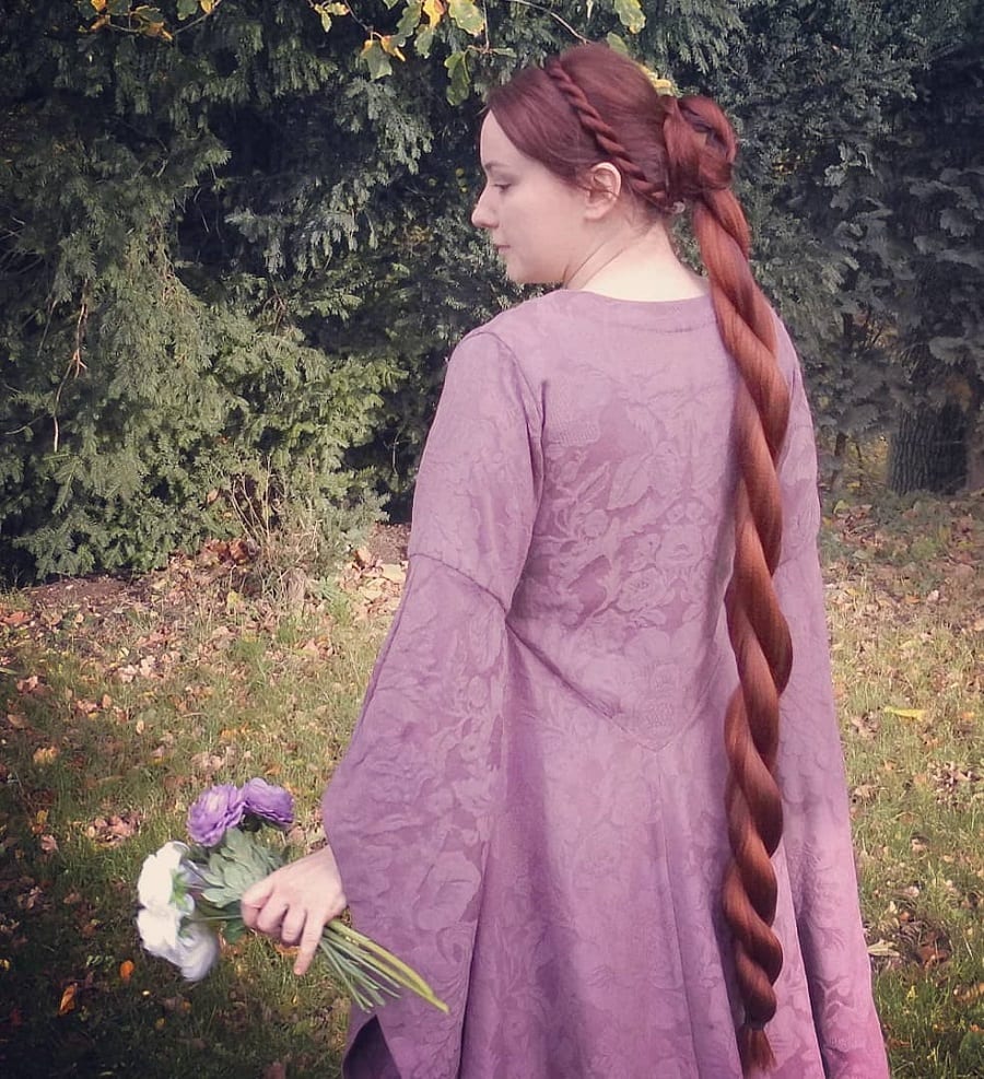 A long medieval hairstyle