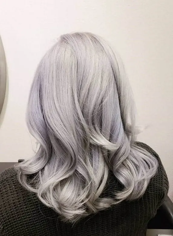 loose curls on mid length platinum hair