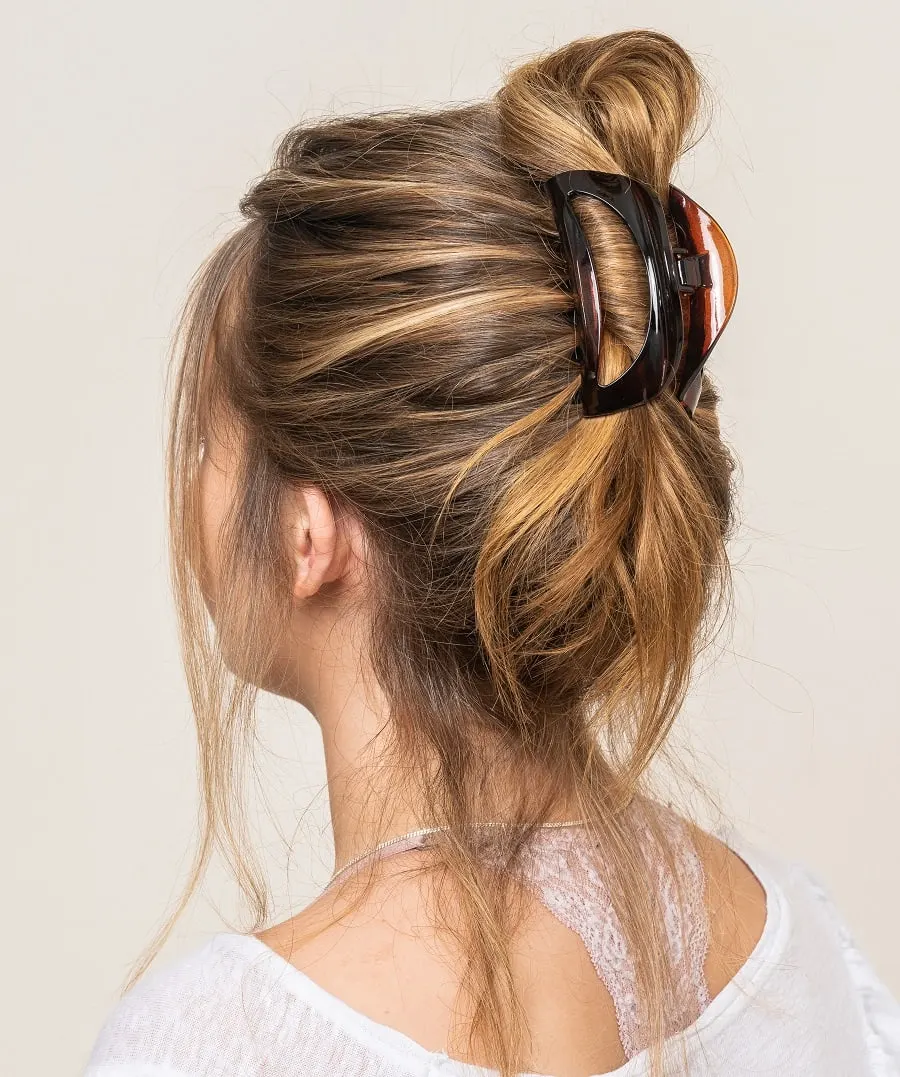 low maintenance claw clip hairstyle for lazy girl