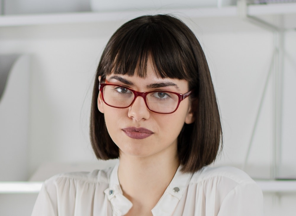 medium bangs for round faces with glasses