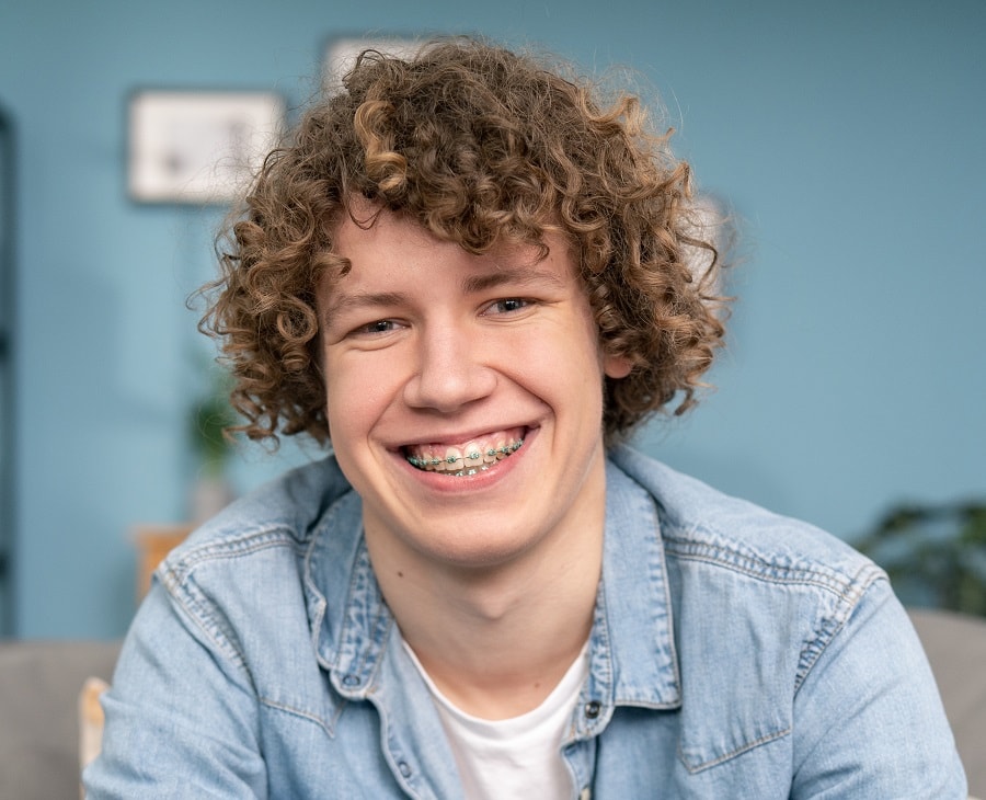 medium curly hairstyle for teenage guys