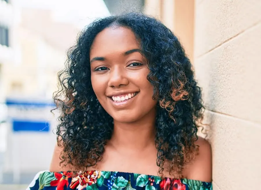 medium curly hairstyle for women with round faces