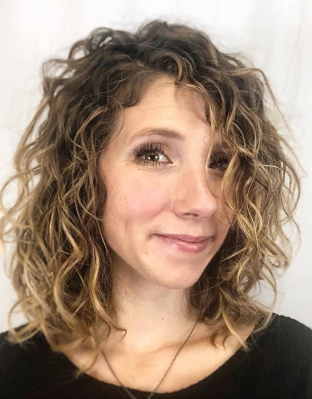 medium curly hair with highlights