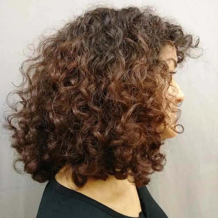 curly medium hair for women with round face
