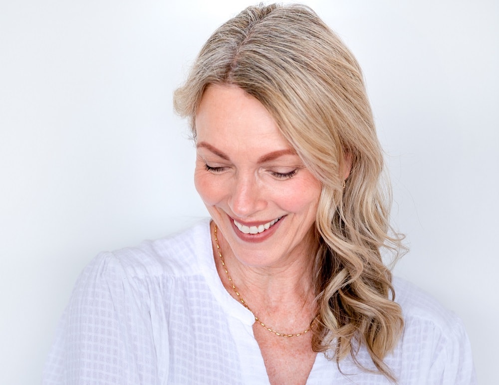 medium wavy hairstyle for women over 50