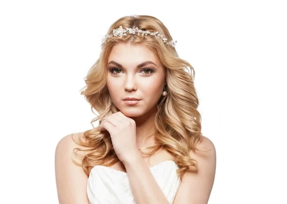 medium wedding hairstyle for women with round face