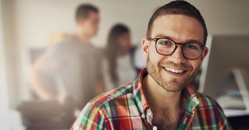 popular hairstyles for men with glasses