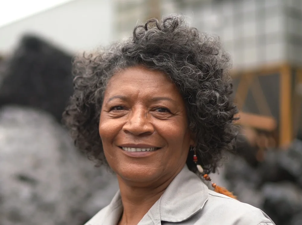 messy curly hairstyle for black women over 50
