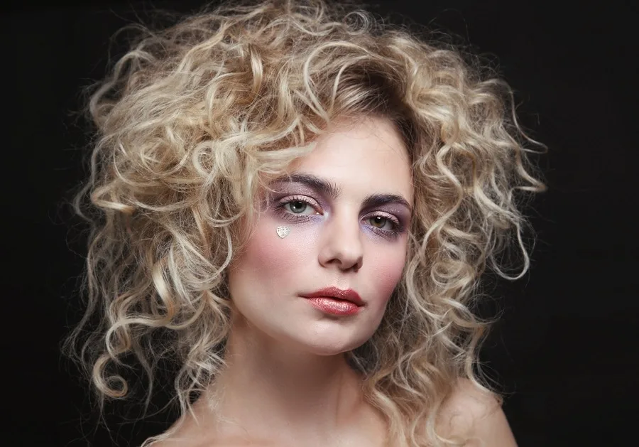 messy curly hairstyle for square face