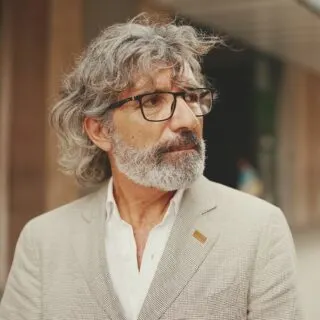 messy hairstyle for old men with glasses