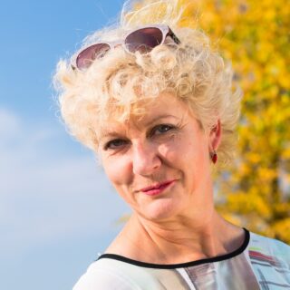 messy short hairstyle for women over 50