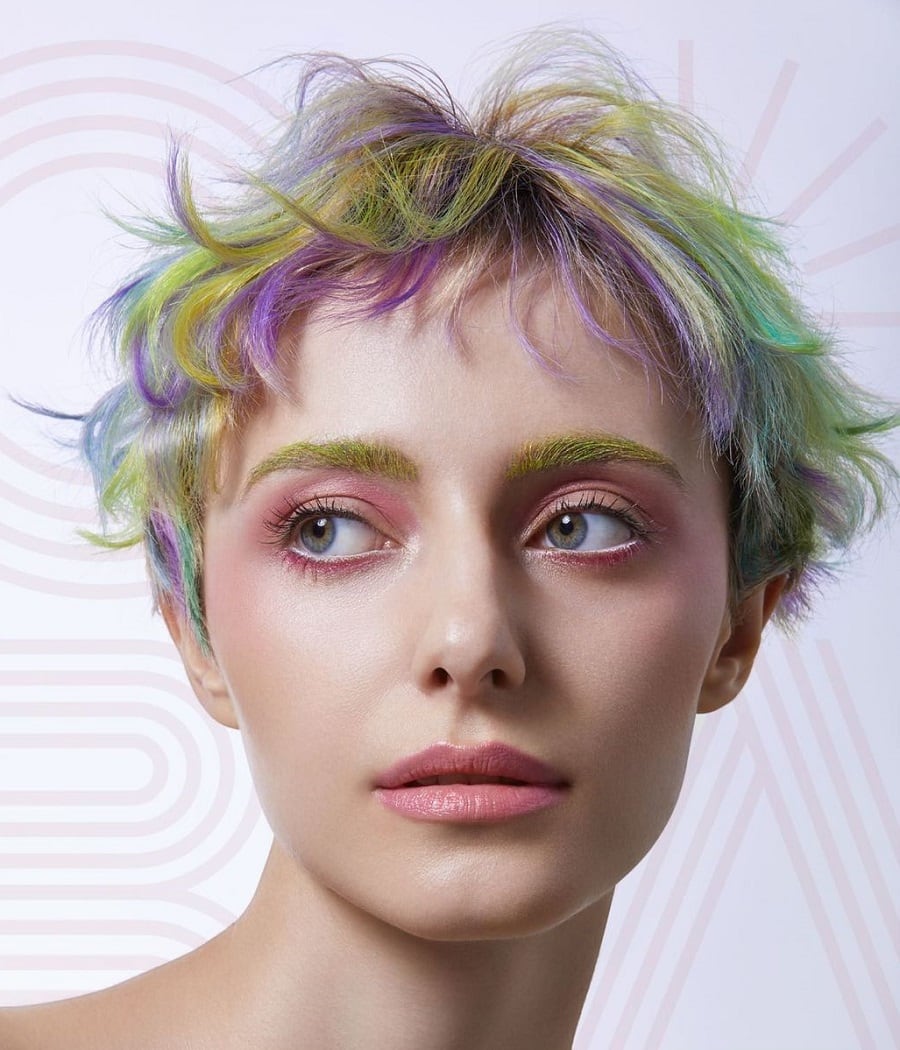 A short and messy hairstyle with pastel colors