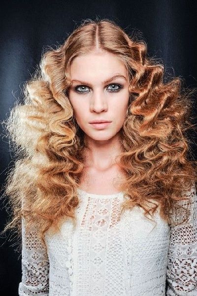 25 Gorgeous Middle Part Curly Hairstyles for Women