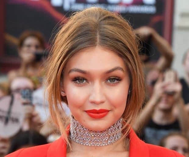 45 Trendsetting Middle Part Hairstyles for Every Taste