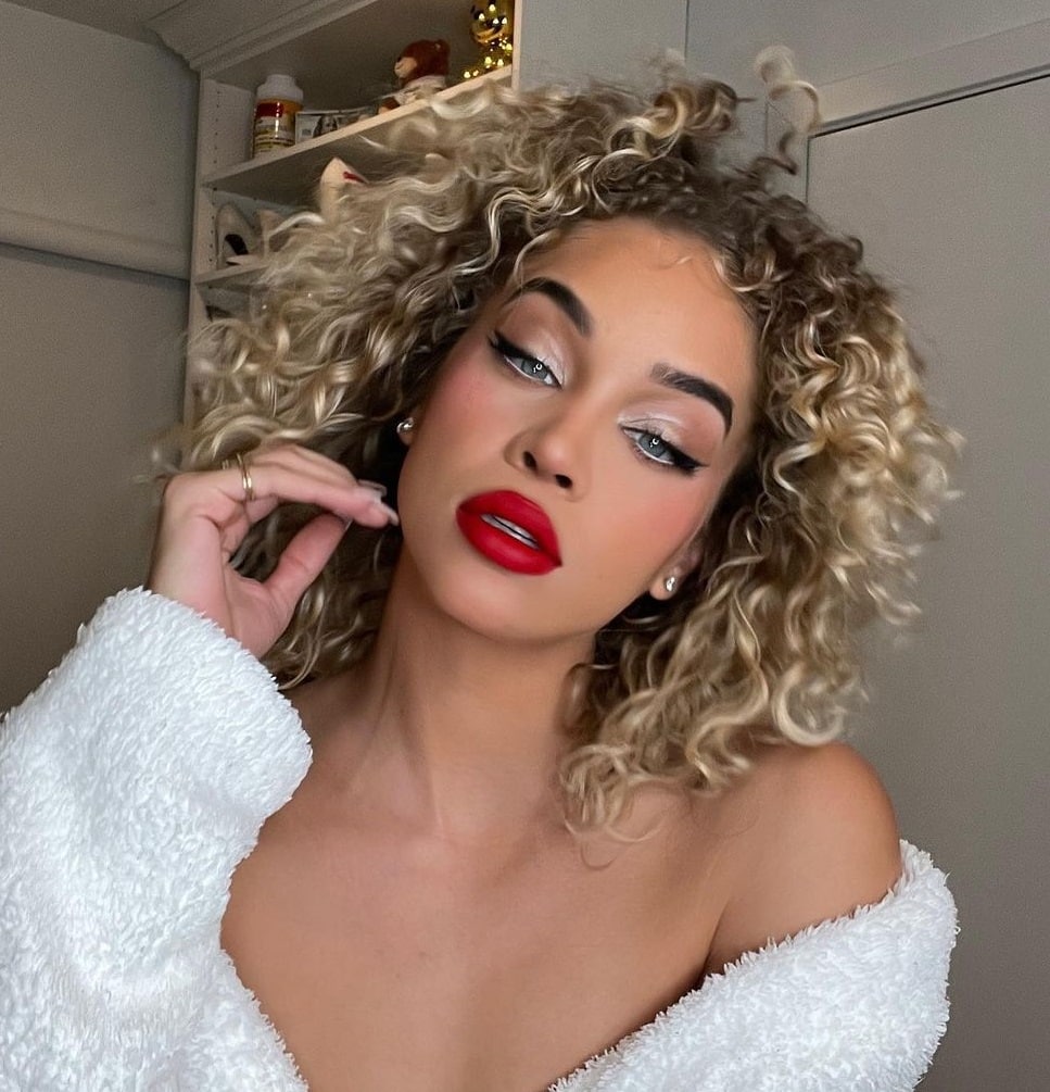 model with Afro curly hair - Jasmine Sanders