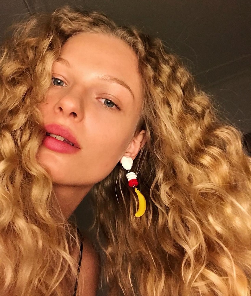 model with blonde curly hair - Frederikke Sofie