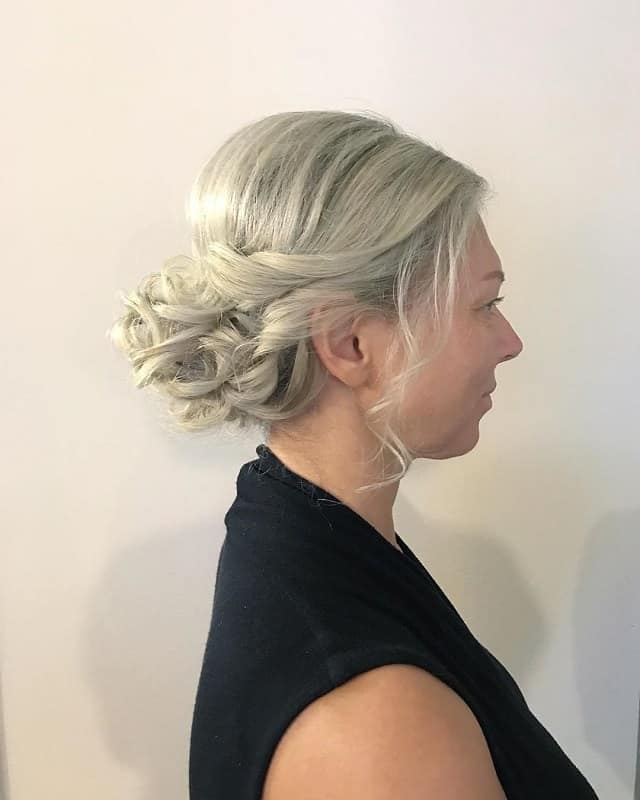 blonde messy bun styles for mother of groom 