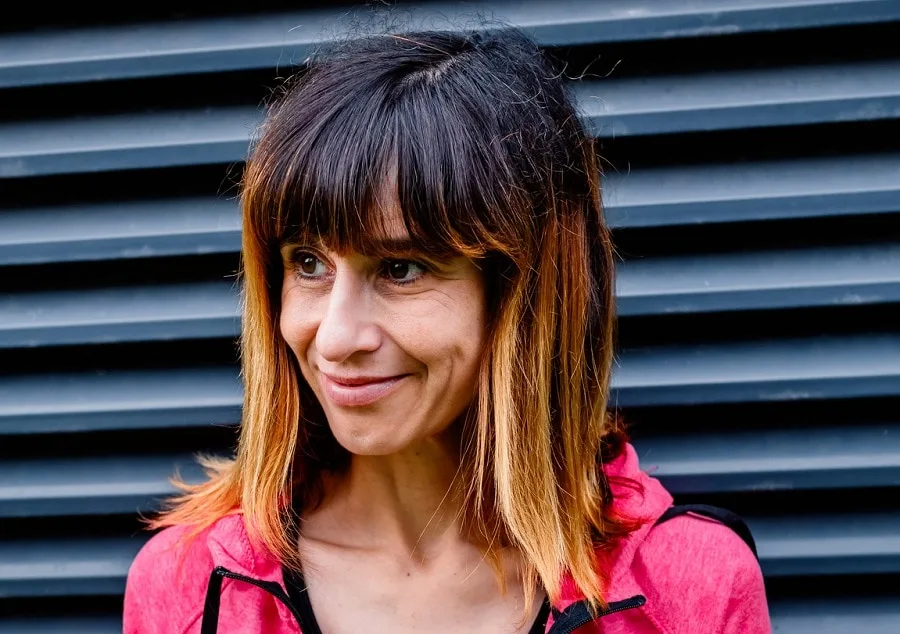 Cabello ombre para rostro en forma de corazón mayor de 50 años.