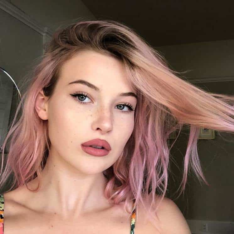 Women with pastel pink hair