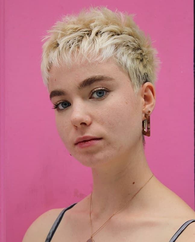 blonde pixie for round face 
