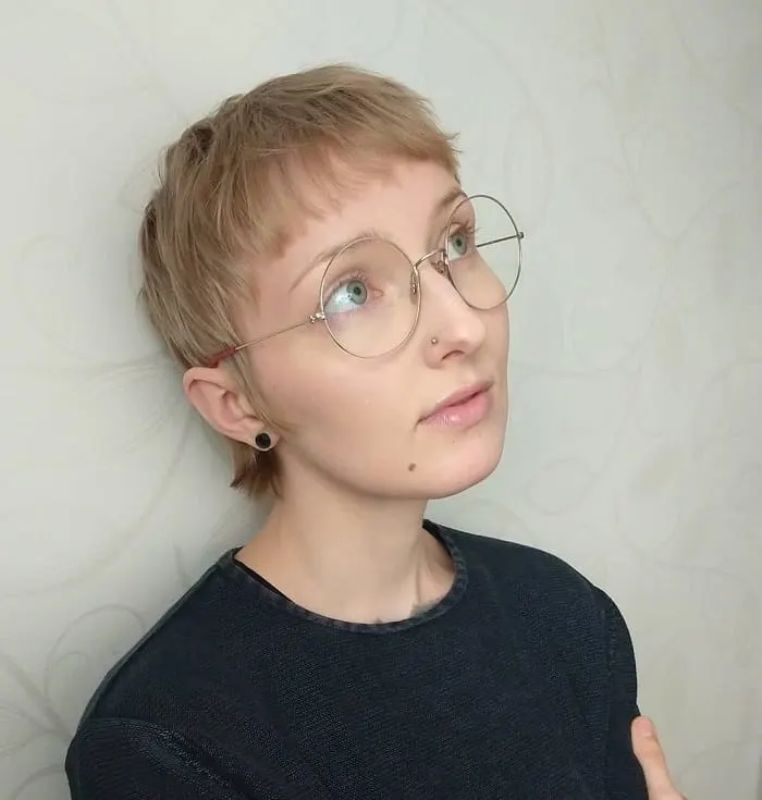 pixie cut for round face with glasses