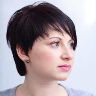 pixie haircut for women over 50 with round face