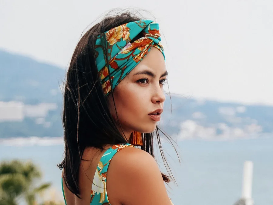 pool hairstyle with bandana