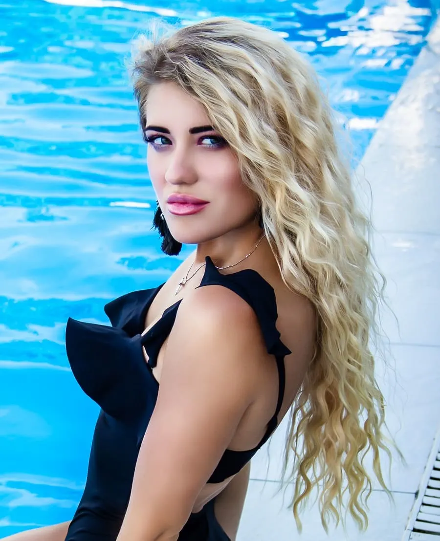 pool hairstyle with blonde beach waves