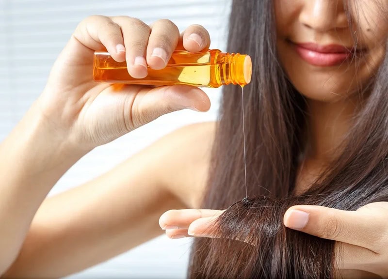 applying hair oil before dyeing to lock moisture